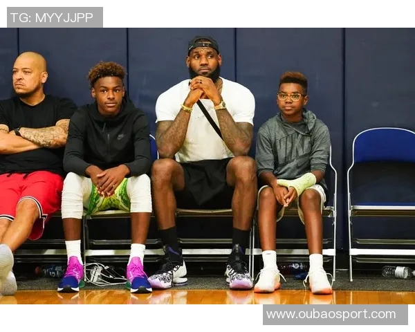 詹姆斯与儿子布朗尼打高尔夫分享珍贵亲子时光感悟人生乐趣